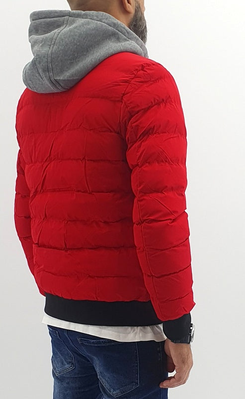 piumino uomo semi impermeabile rosso con pettorina e cappuccio felpato fisso